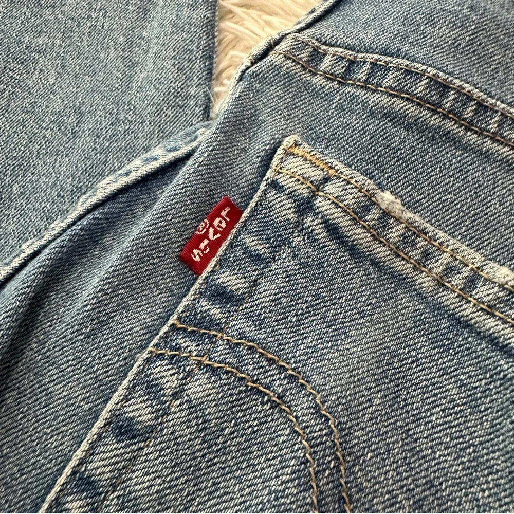 Levi’s High Waisted Mom Jeans Sz 26 Light Wash Distressed Denim - Picture 4 of 14